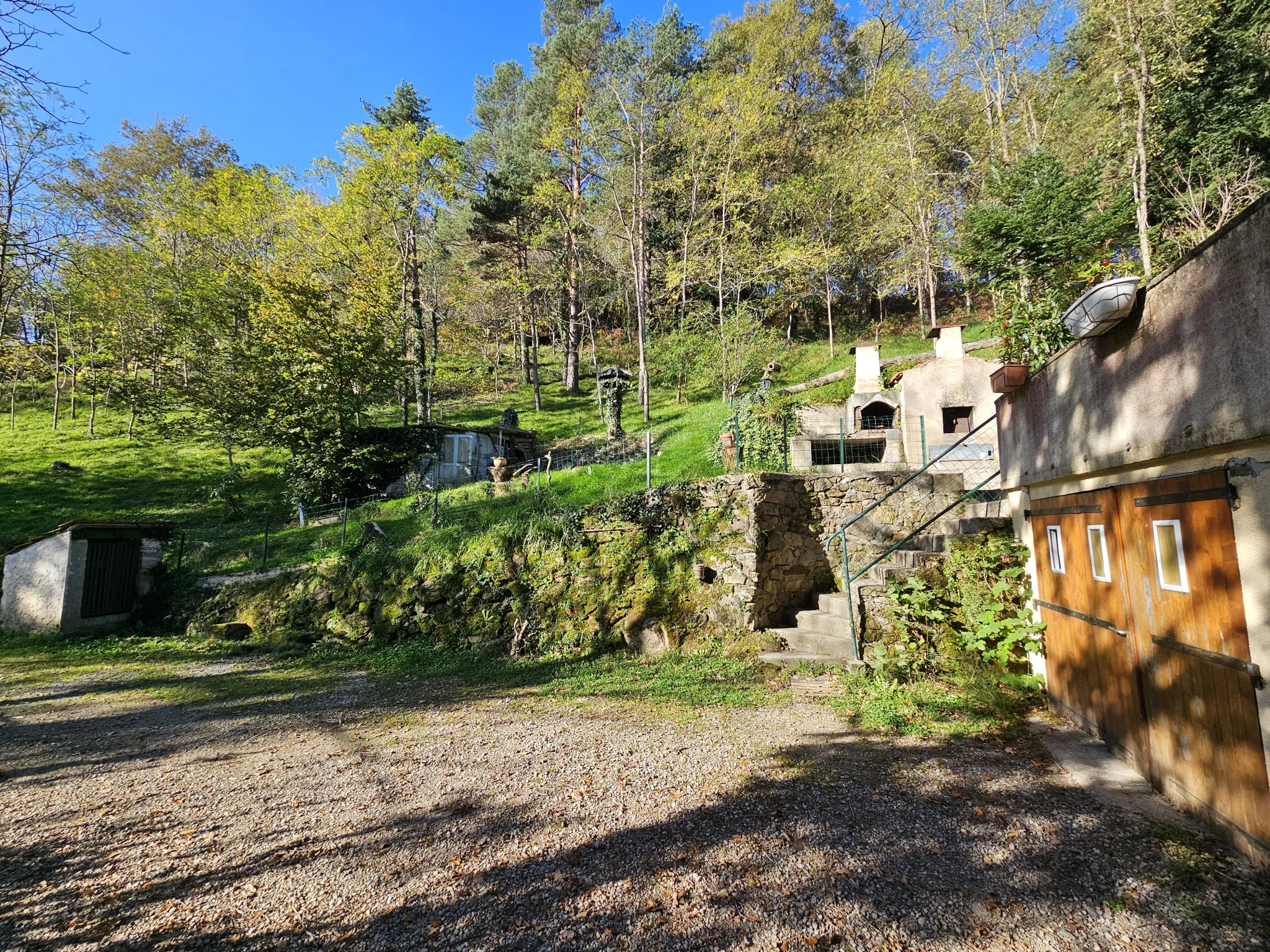 Charmante maison d'habitation à vendre avec grand terrain arboré de 9330 m² à Aubin 