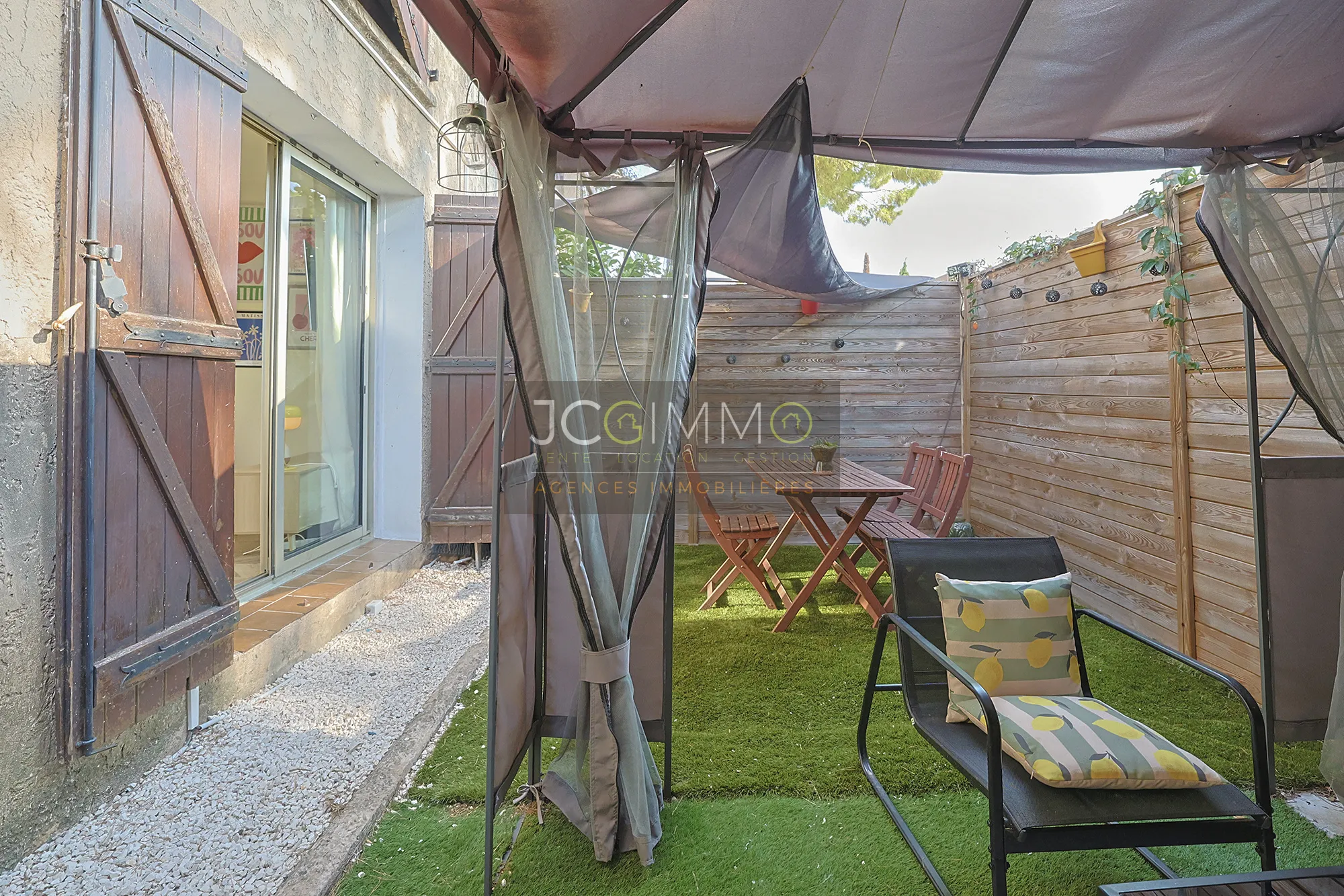 À vendre : Beau rez-de-jardin 27 m² à Hyères - Costebelle 