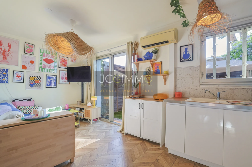 Rez-de-jardin de 27 m² à Hyères Costebelle avec jardin et cave