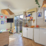 Rez-de-jardin de 27 m² à Hyères Costebelle avec jardin et cave