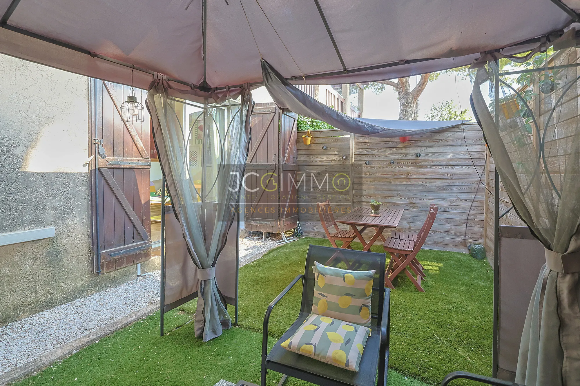 À vendre : Beau rez-de-jardin 27 m² à Hyères - Costebelle 