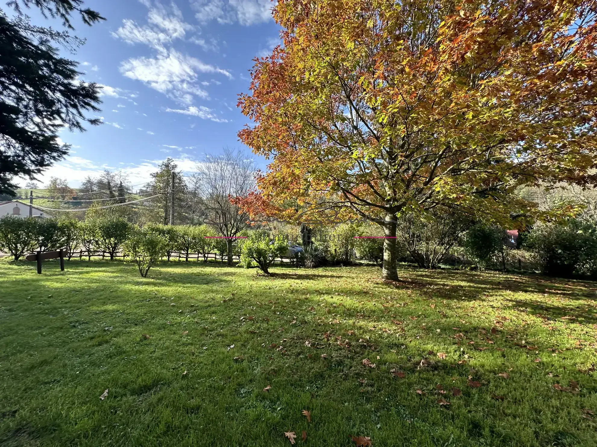 Charmante Maison de Campagne à Saint Symphorien de Lay 