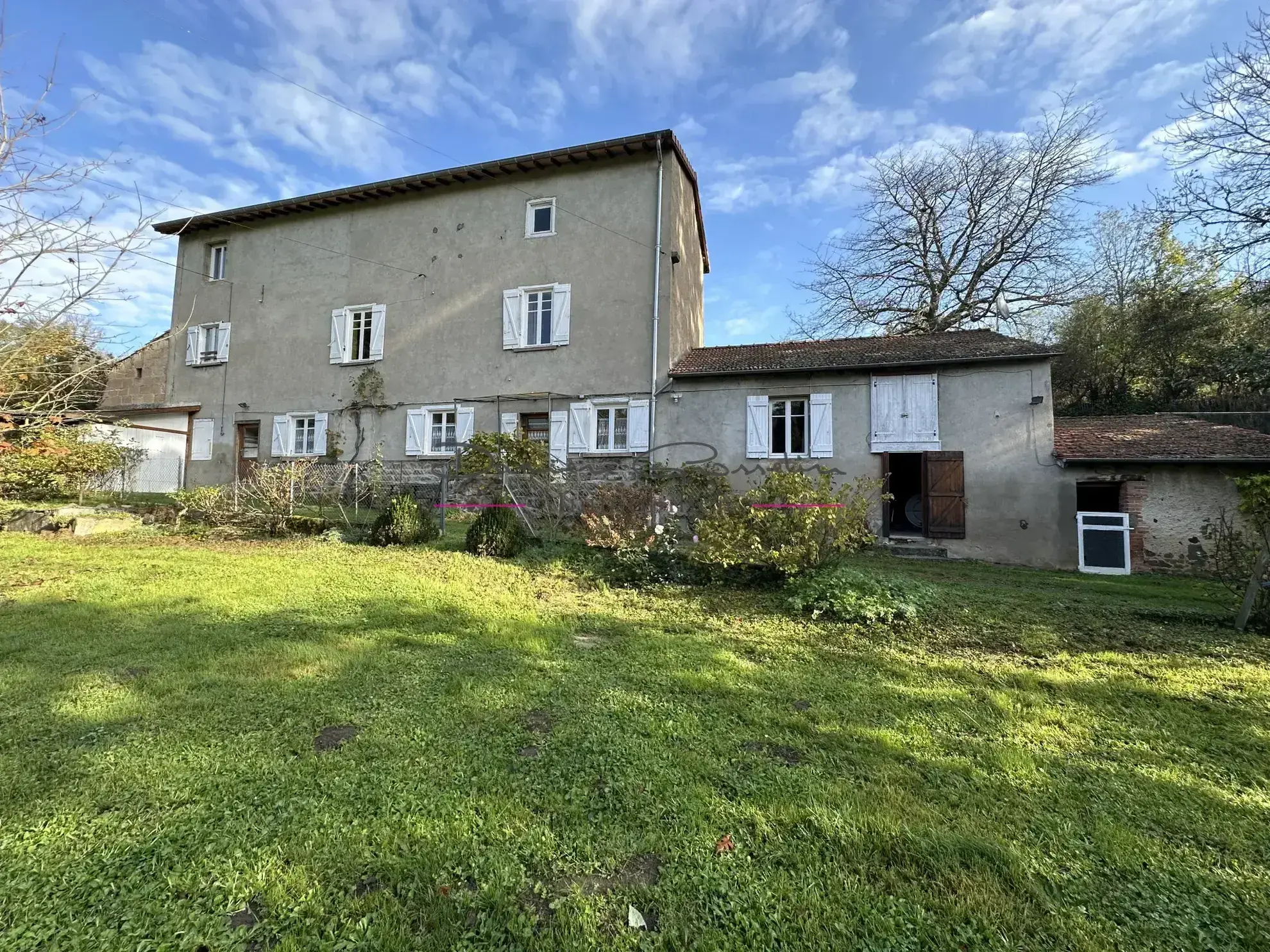 Charmante Maison de Campagne à Saint Symphorien de Lay 