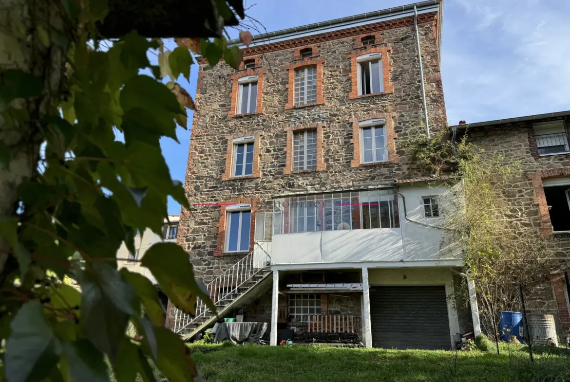 Maison en pierre de 155 m² habitable à Amplepuis 