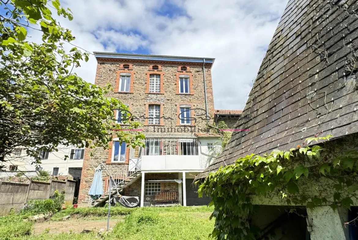 Maison en pierre de 155 m² habitable à Amplepuis 