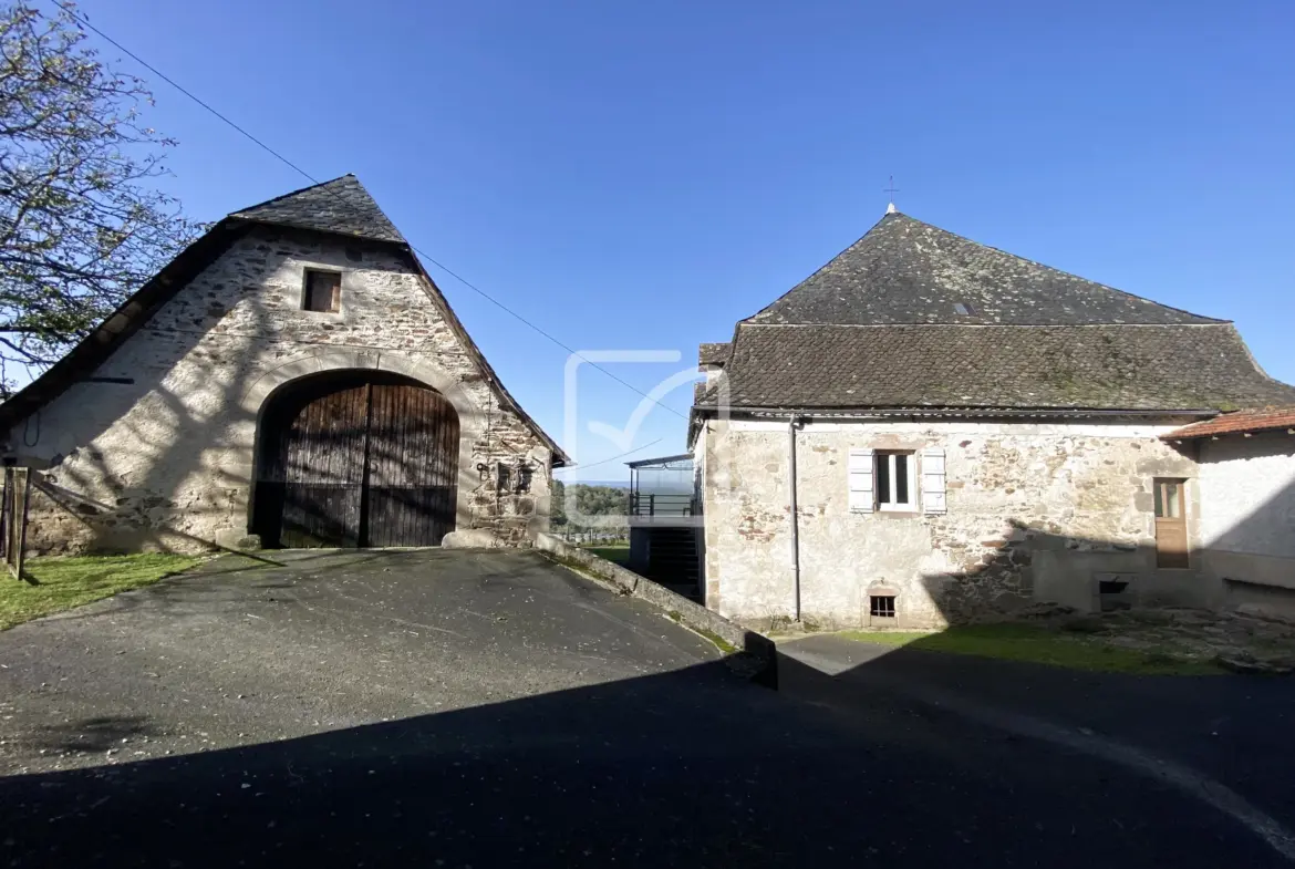 Maison avec grange fort potentiel à vendre à Estal 