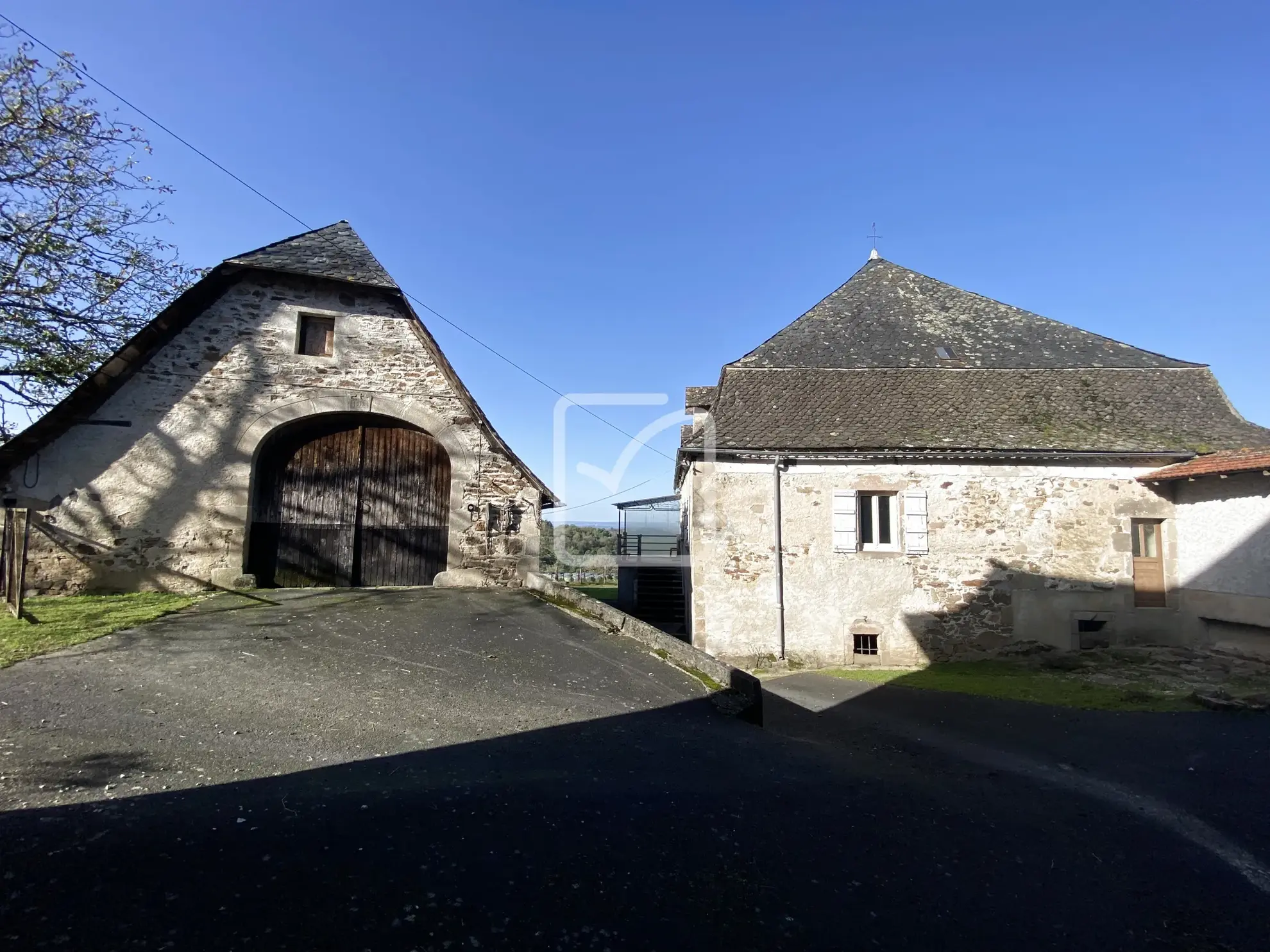 Maison avec grange fort potentiel à vendre à Estal 