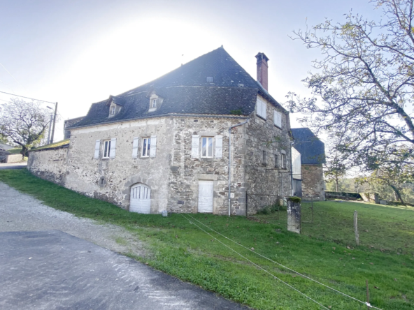 Maison avec grange fort potentiel à vendre à Estal