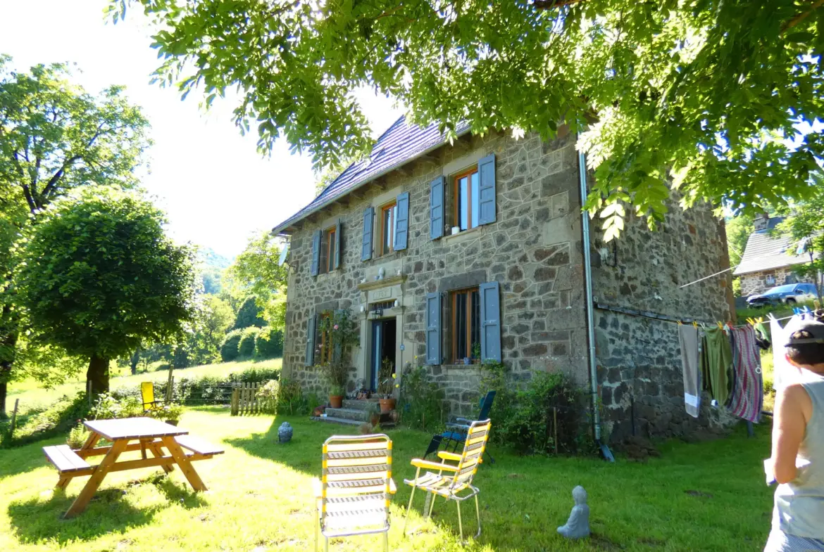 Maison en pierre rénovée avec belle vue à Thiezac 