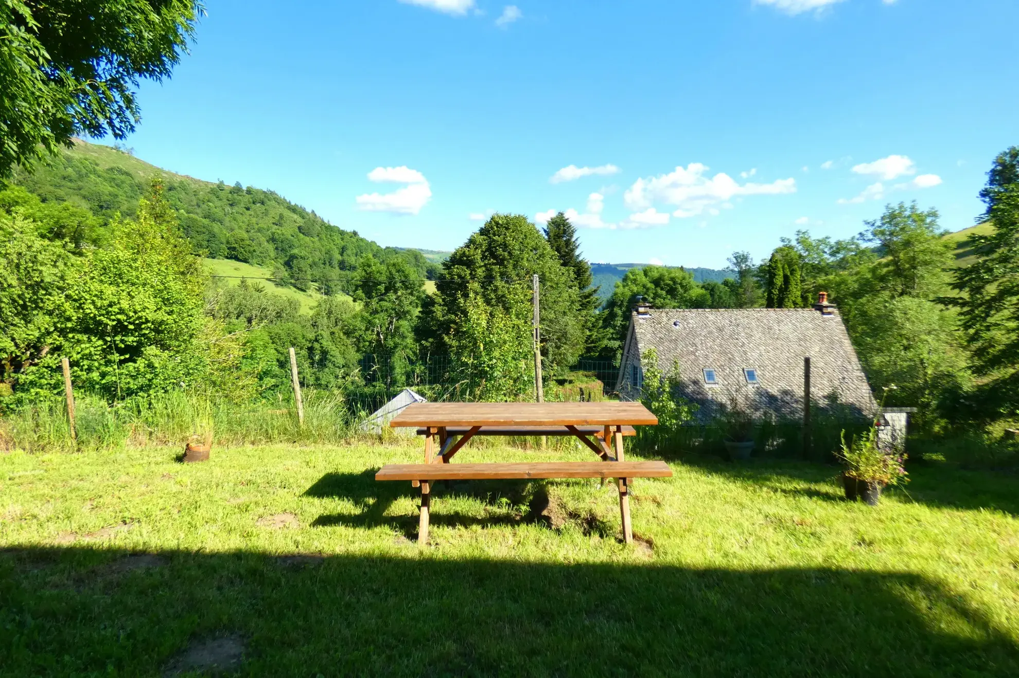 Maison en pierre rénovée avec belle vue à Thiezac 