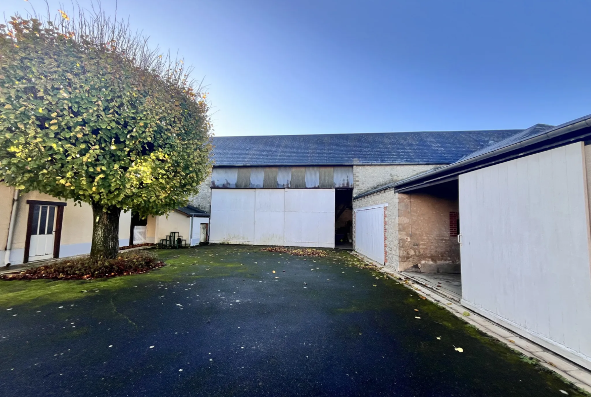 Maison de campagne avec 6 chambres et près de 5000 m² de terrain à Greneville-en-Beauce 