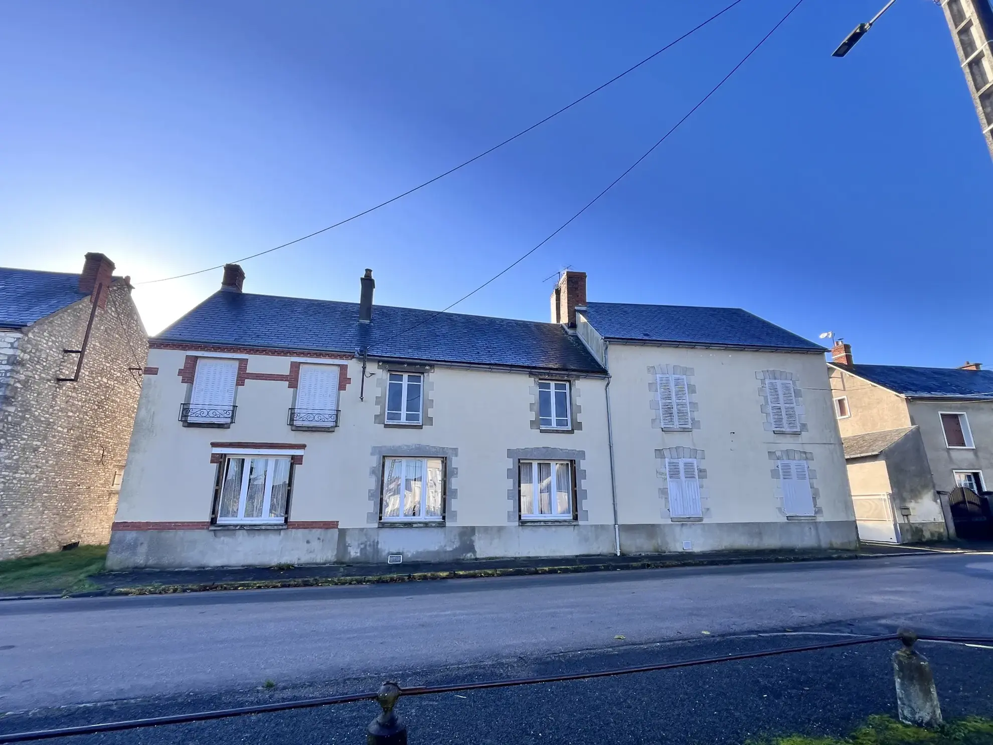 Maison de campagne avec 6 chambres et près de 5000 m² de terrain à Greneville-en-Beauce 