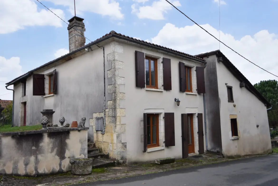 Maison à rénover à Vitrac Saint Vincent - 90 m² habitable 