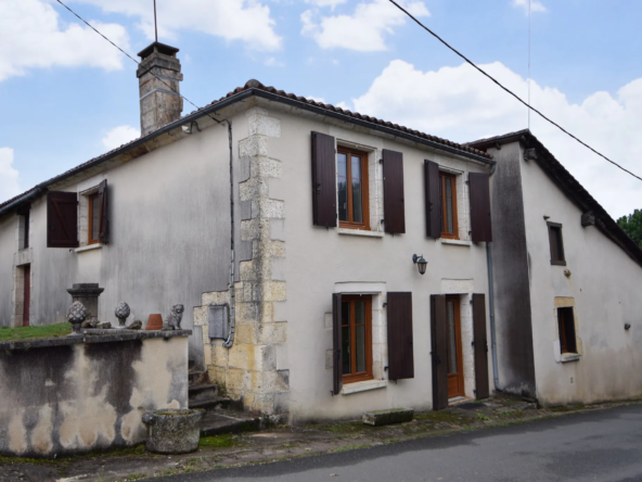 Maison à rénover à Vitrac Saint Vincent - 90 m² habitable