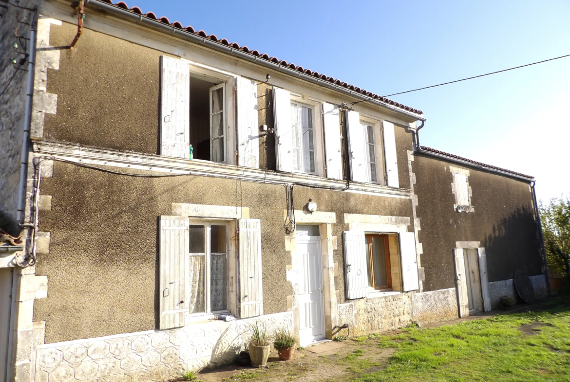 Maison charentaise à rénover avec jardin et dépendances 