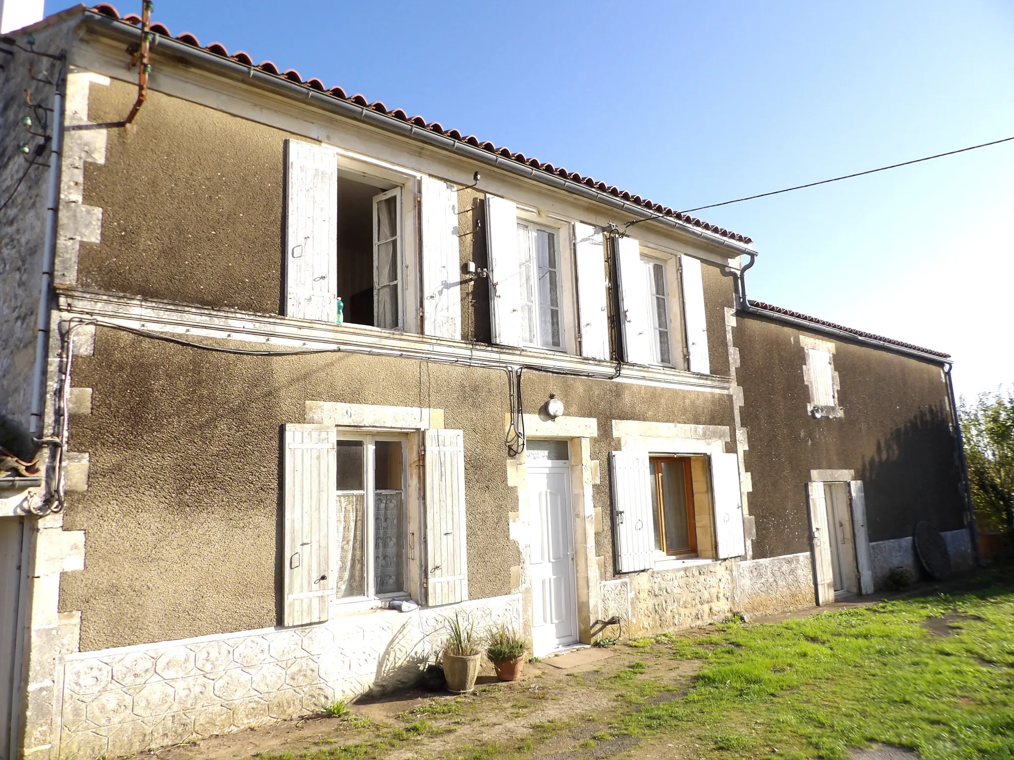 Maison charentaise à rénover avec jardin et dépendances 