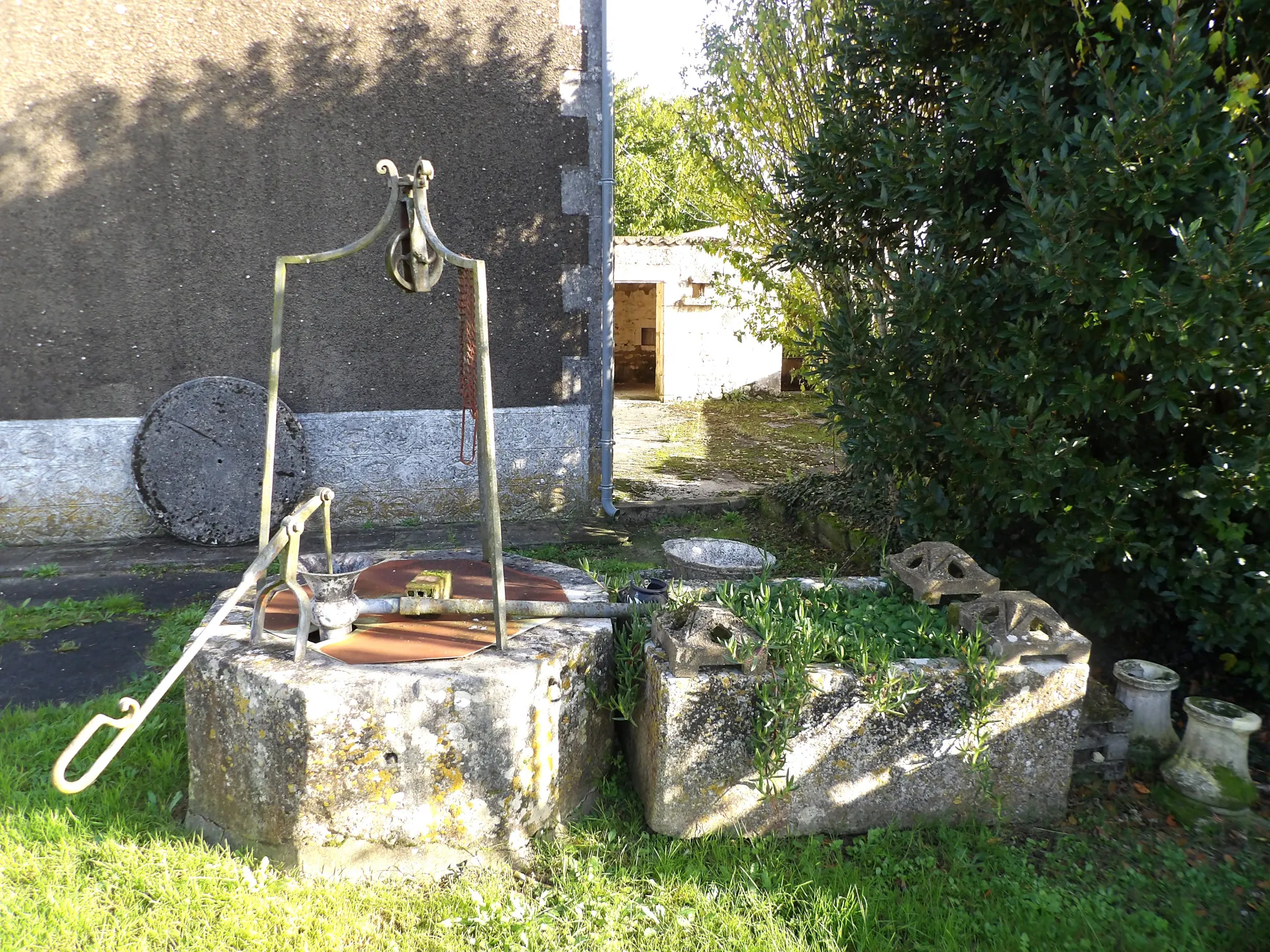 Maison charentaise à rénover avec jardin et dépendances 