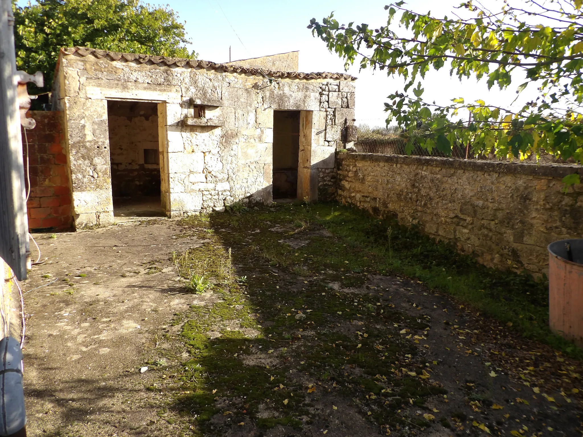 Maison charentaise à rénover avec jardin et dépendances 