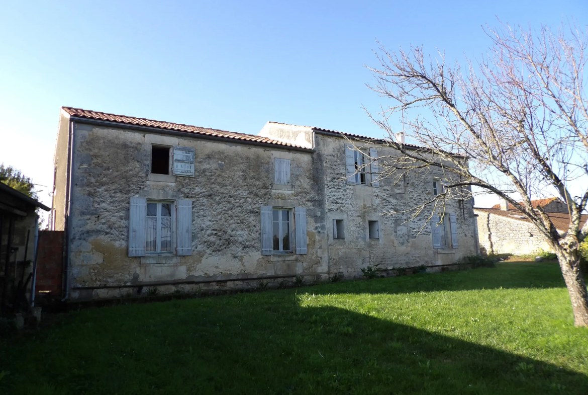 Maison charentaise à rénover avec jardin et dépendances 