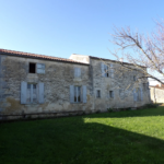 Maison charentaise à rénover avec jardin et dépendances