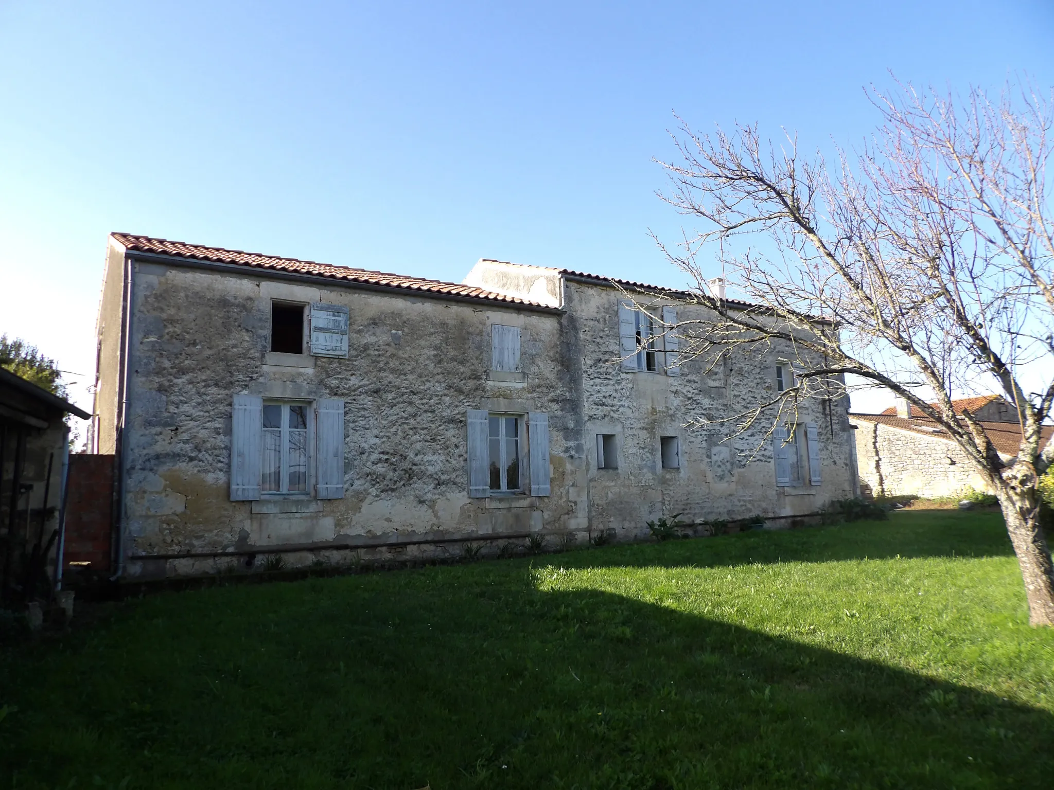 Maison charentaise à rénover avec jardin et dépendances 