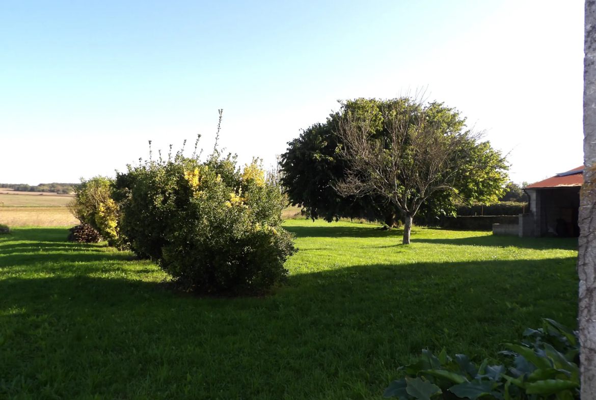 Maison charentaise à rénover avec jardin et dépendances 