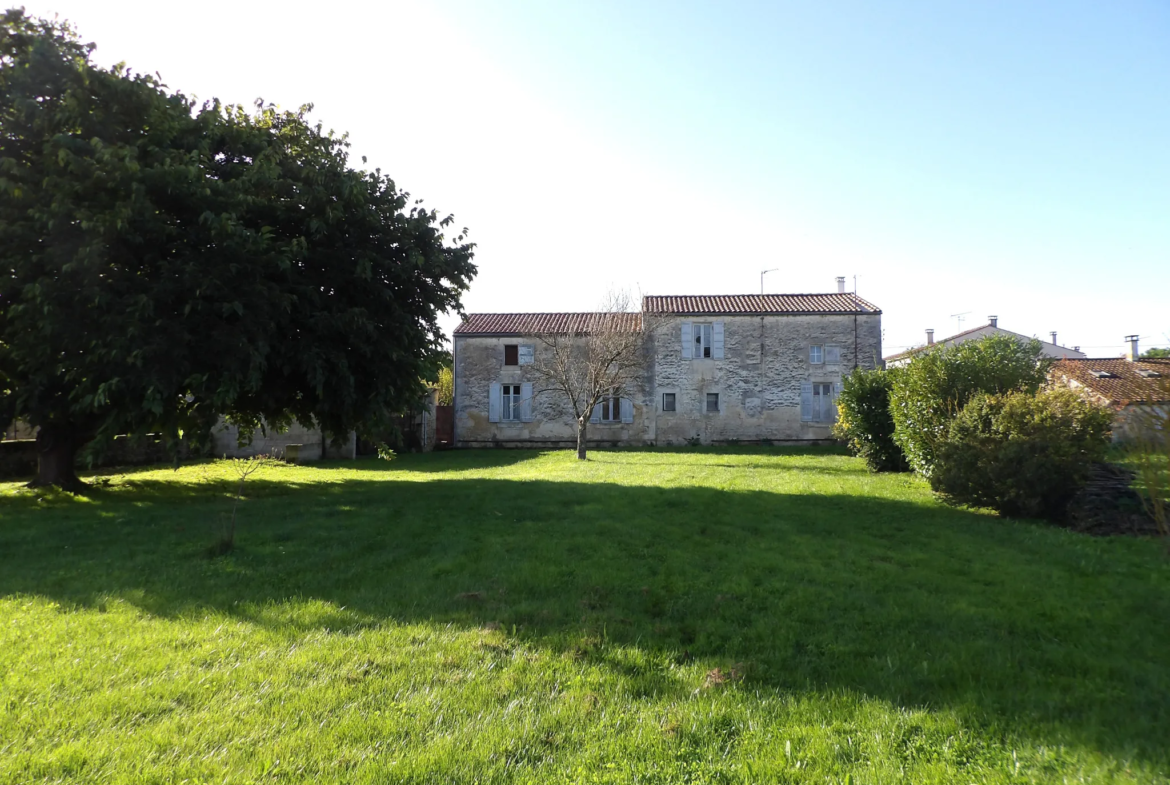 Maison charentaise à rénover avec jardin et dépendances 