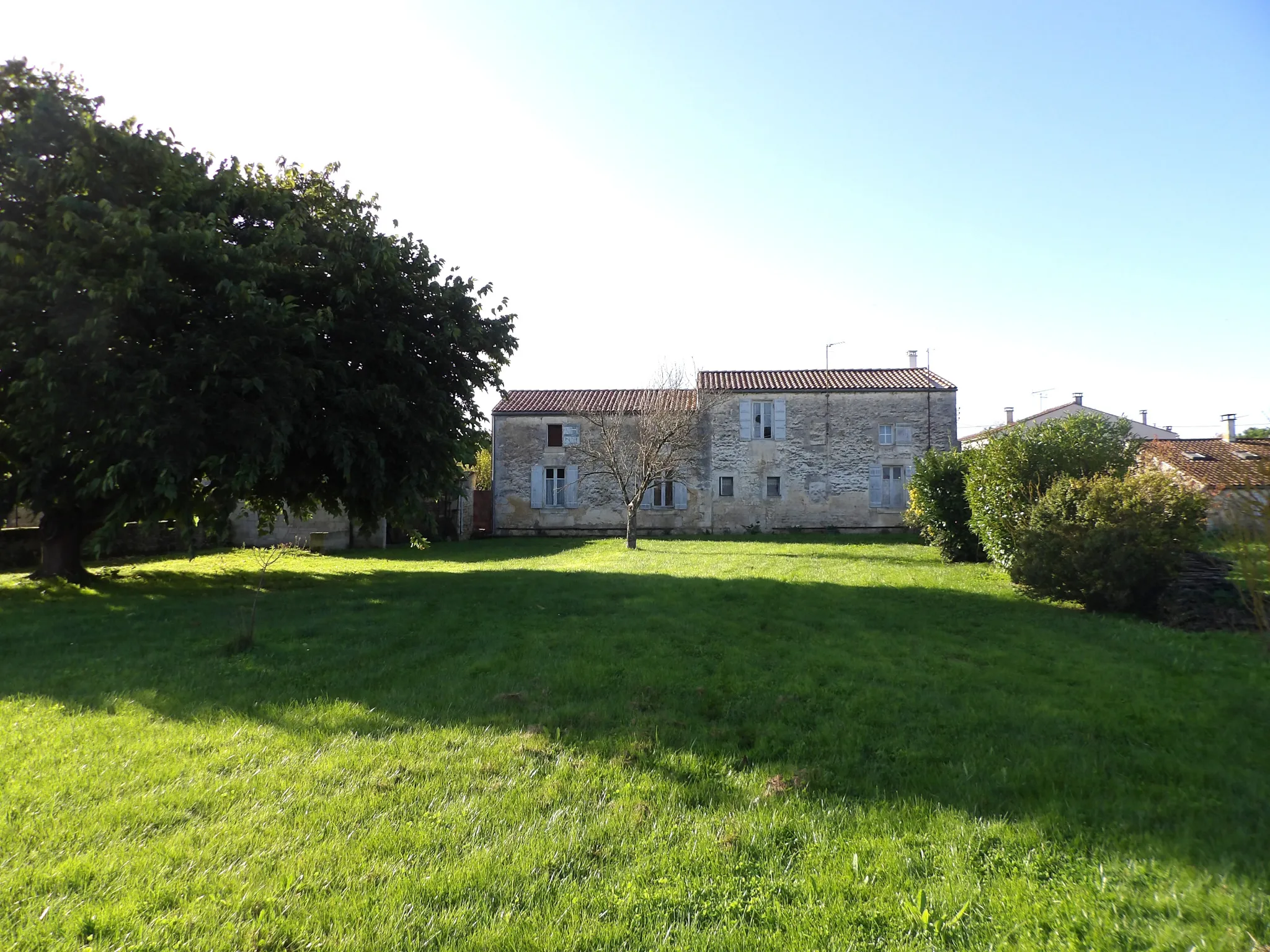 Maison charentaise à rénover avec jardin et dépendances 