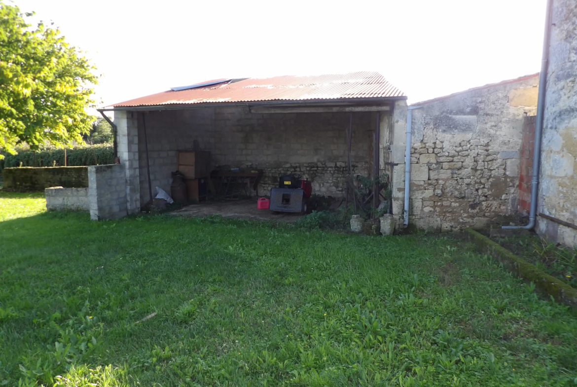 Maison charentaise à rénover avec jardin et dépendances 