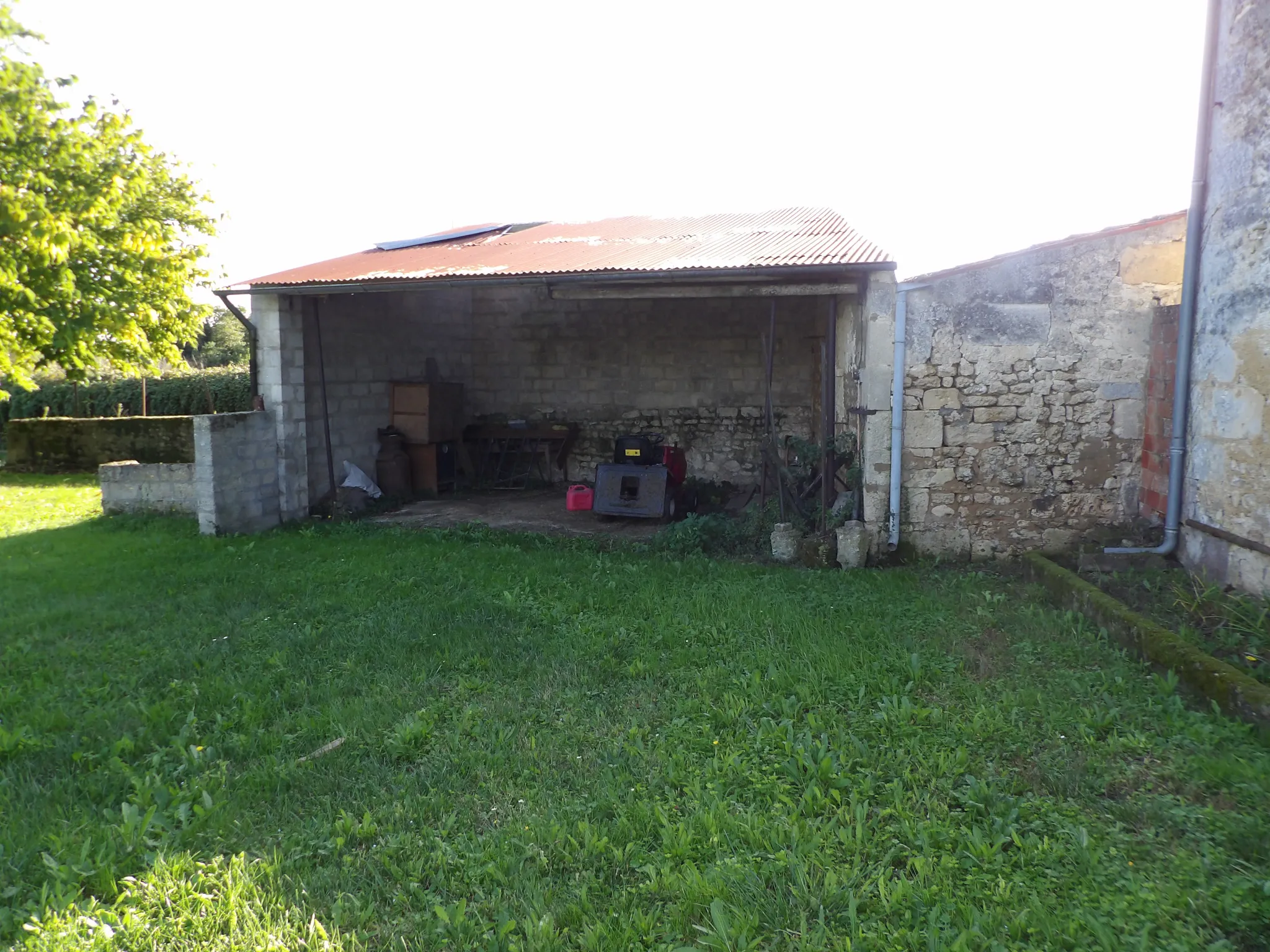 Maison charentaise à rénover avec jardin et dépendances 