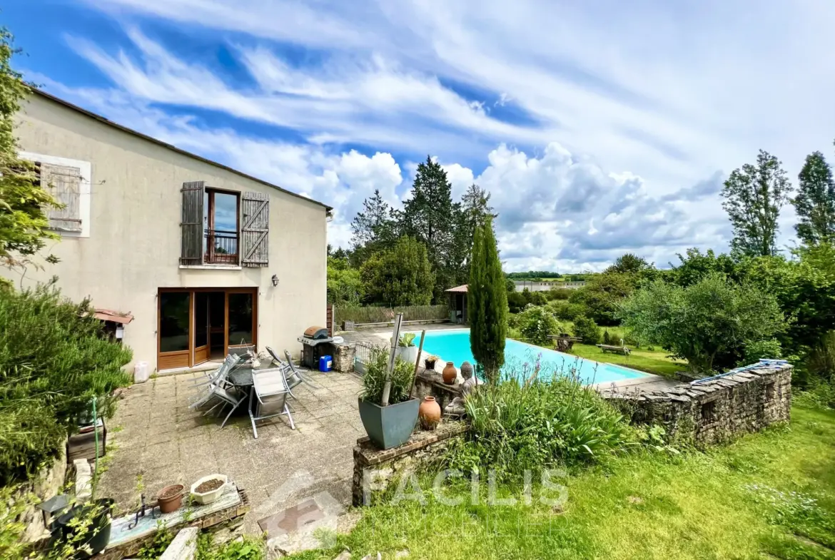 Maison en pierres avec piscine à débordement à Iteuil (86240) 