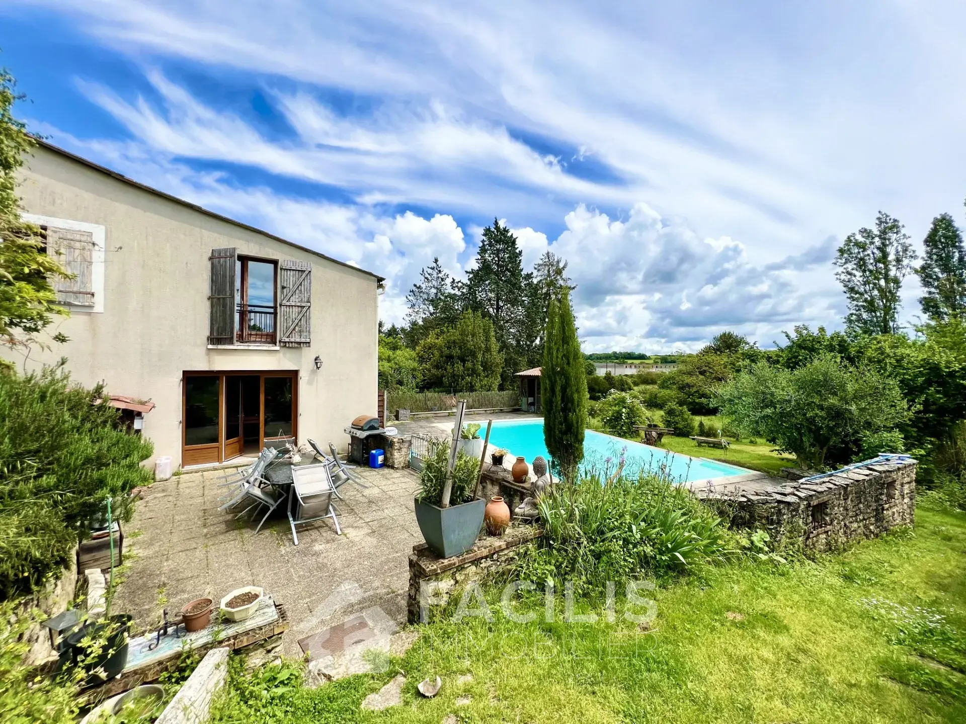 Maison en pierres avec piscine à débordement à Iteuil (86240) 