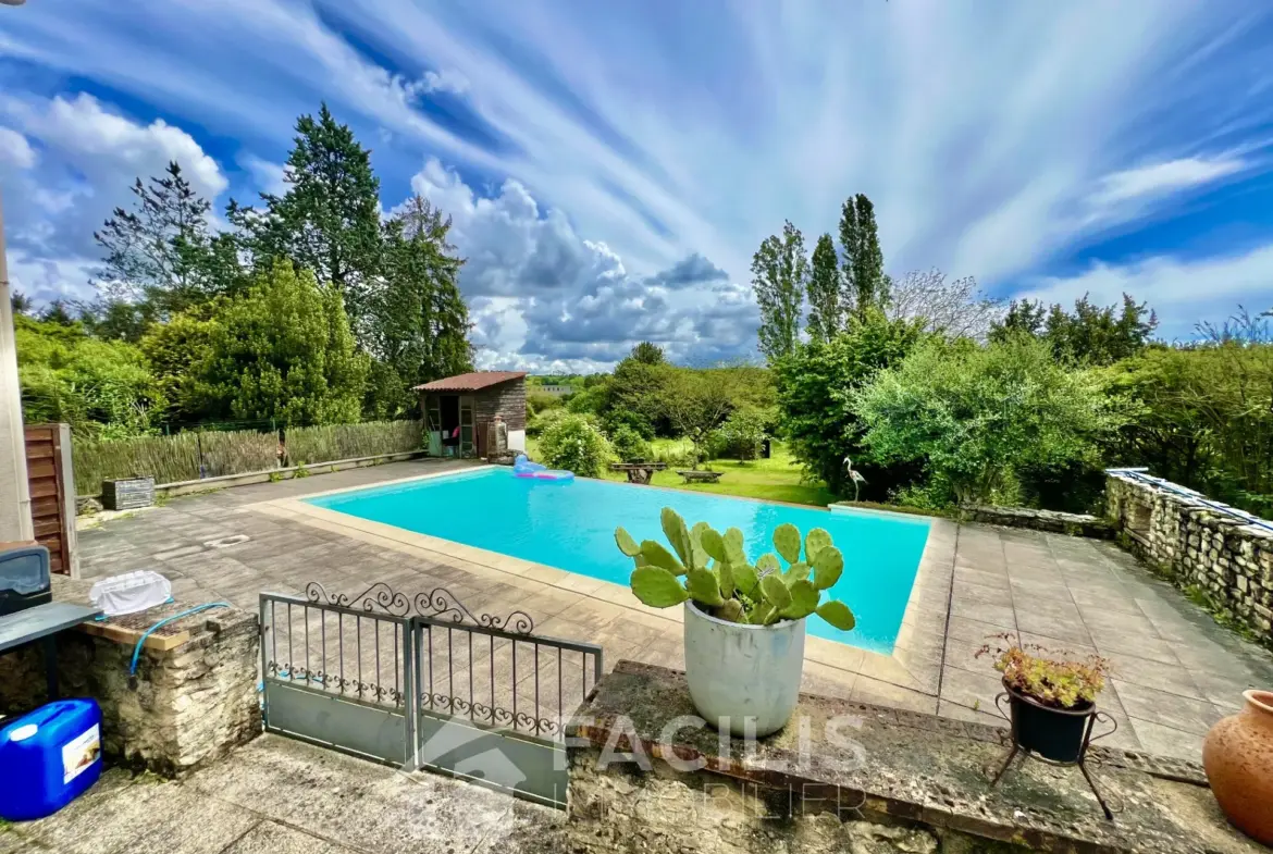 Maison en pierres avec piscine à débordement à Iteuil (86240) 