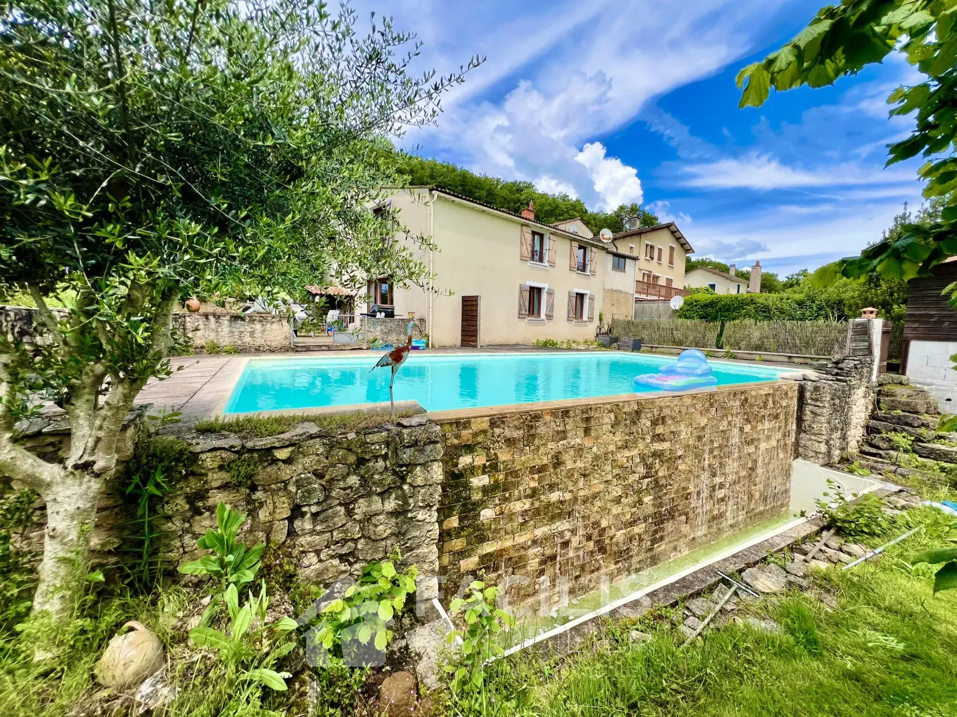 Maison en pierres avec piscine à débordement à Iteuil (86240) 