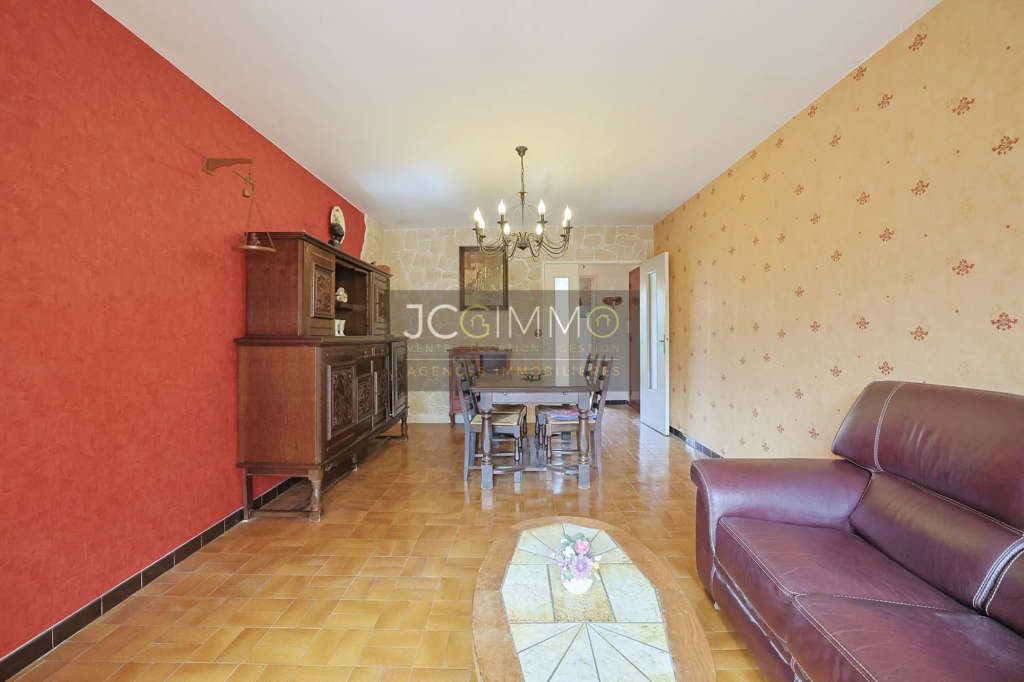 À vendre : Appartement T3 lumineux à Six-Fours avec garage et balcon