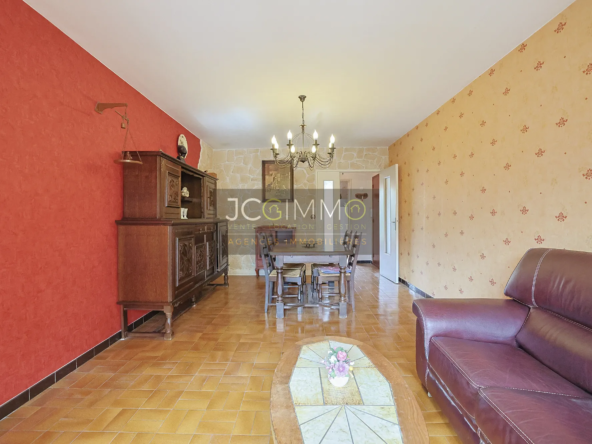 À vendre : Appartement T3 lumineux à Six-Fours avec garage et balcon