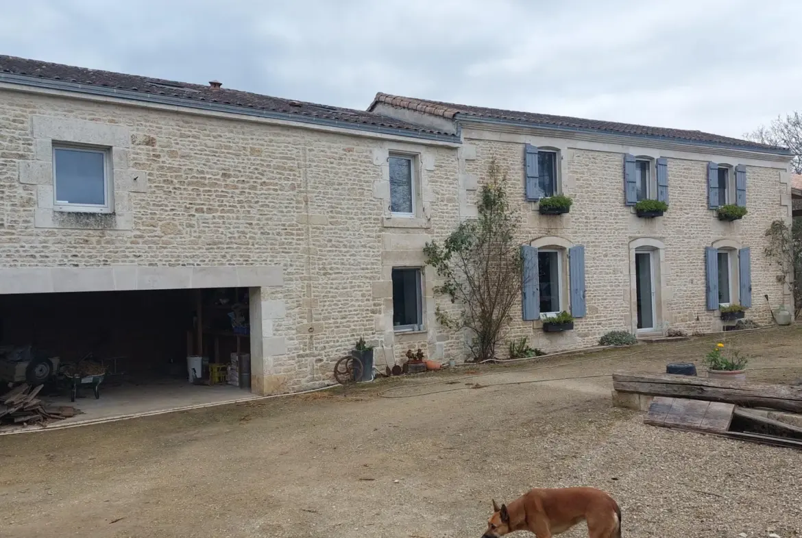 Corps de ferme rénové à vendre à 16 km de Niort 