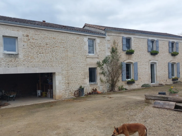 Corps de ferme rénové à vendre à 16 km de Niort