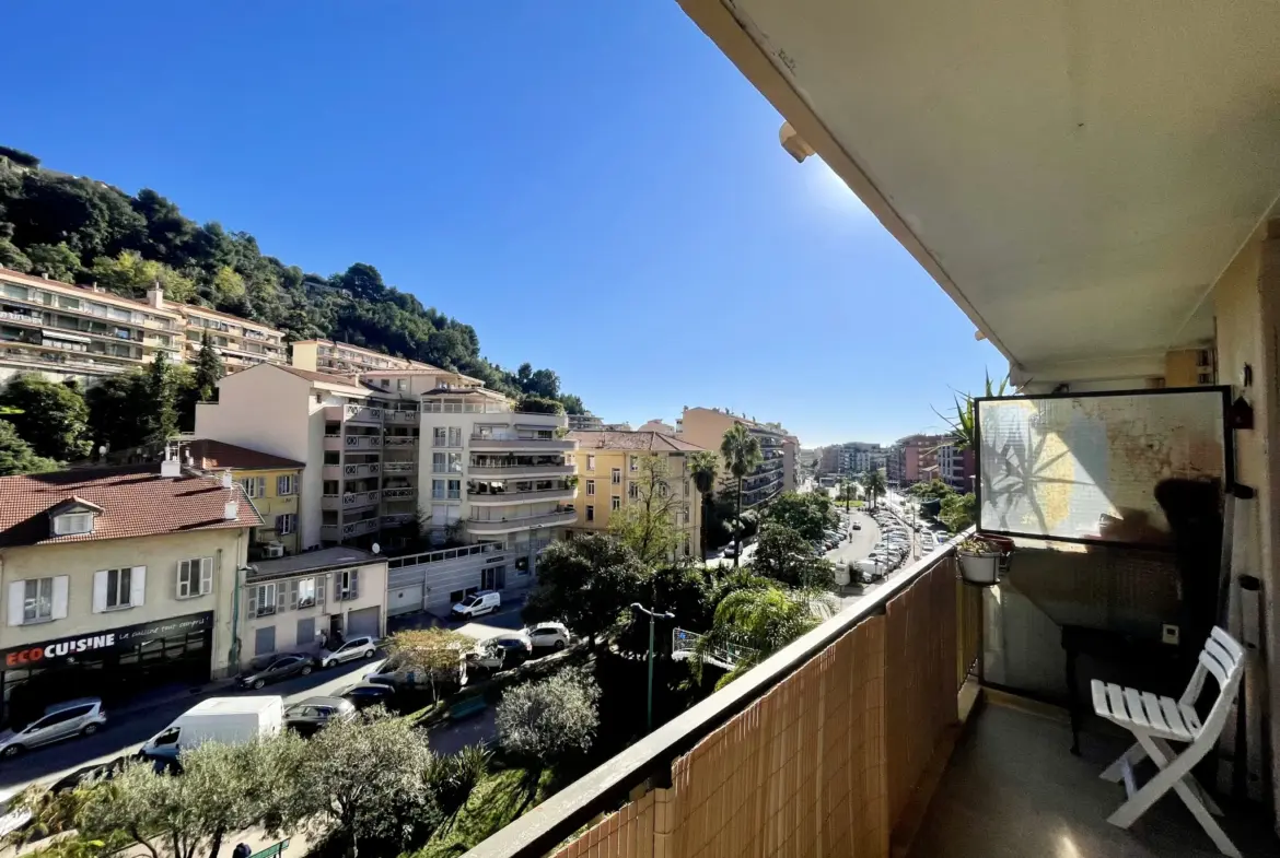 Studio rénové de 30,57 m² à Menton avec terrasse 