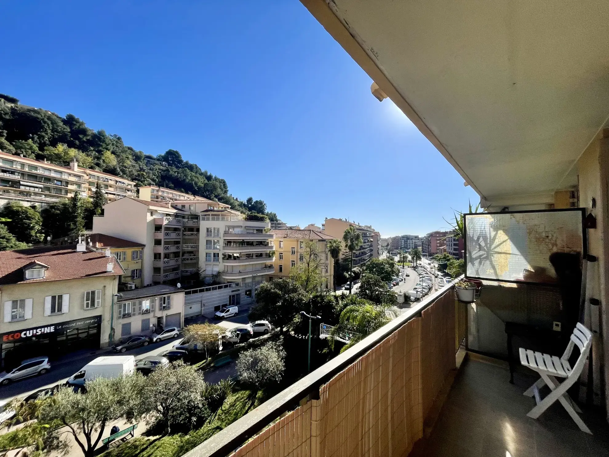 Studio rénové de 30,57 m² à Menton avec terrasse 