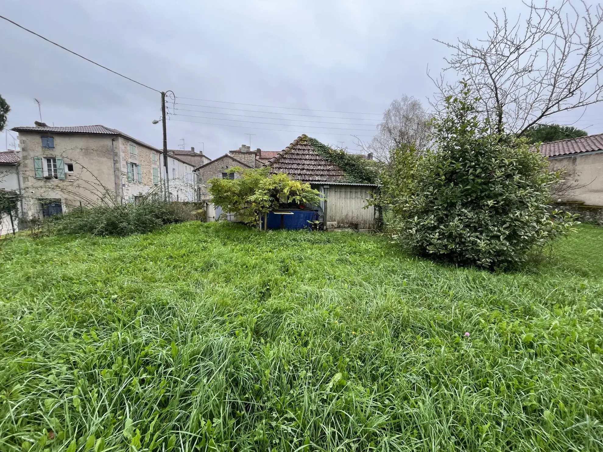 Terrain à bâtir avec garage à Montbron 