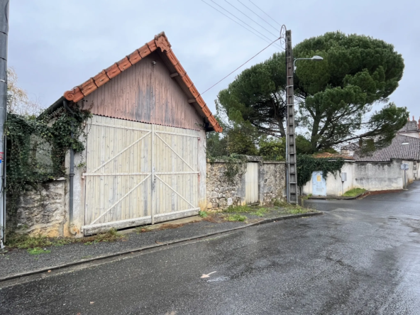 Terrain à bâtir avec garage à Montbron