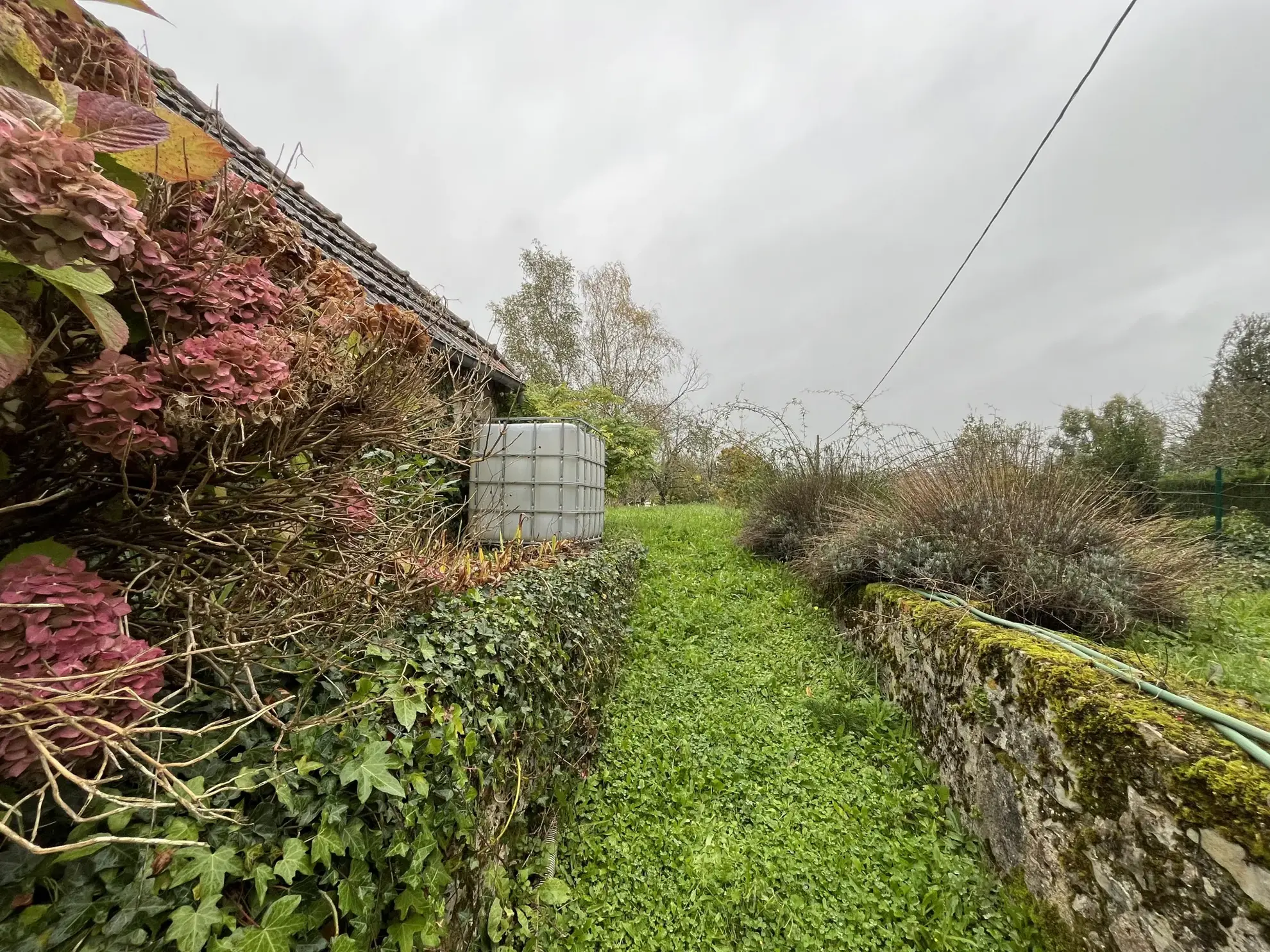 Terrain à bâtir avec garage à Montbron 