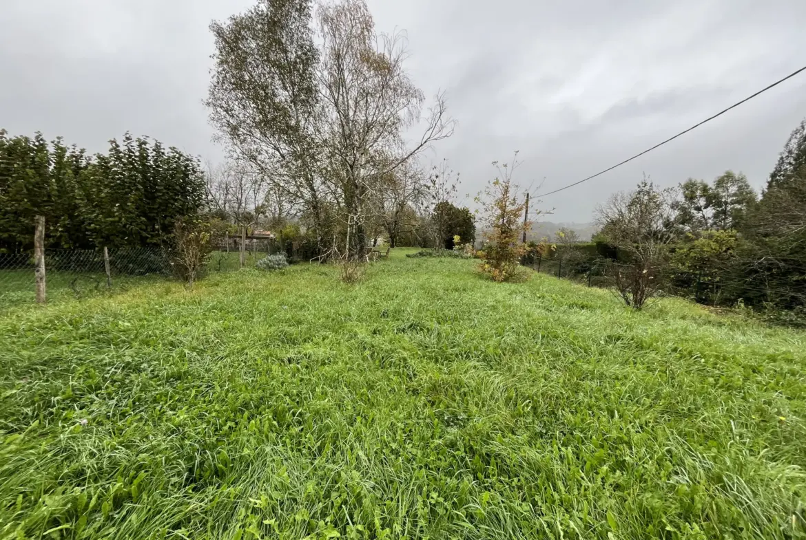 Terrain à bâtir avec garage à Montbron 