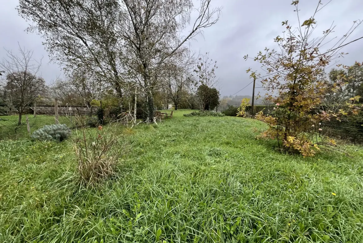 Terrain à bâtir avec garage à Montbron 