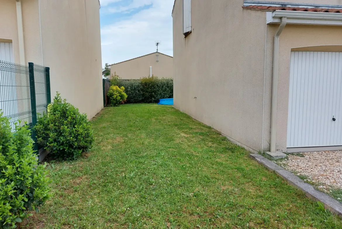 Maison récente à vendre à Cognac avec garage et jardin 