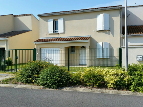 Maison récente à vendre à Cognac avec garage et jardin