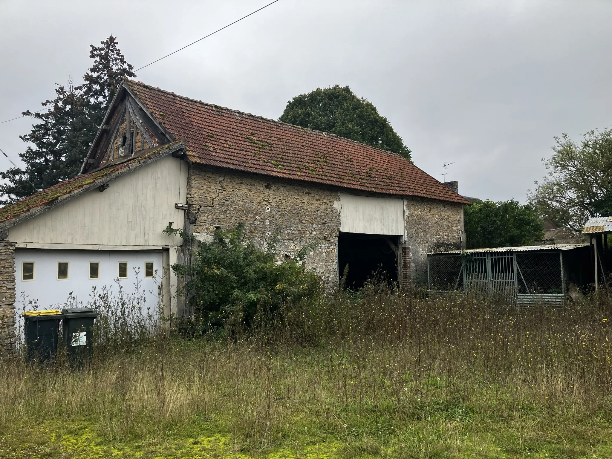 Maison à rénover à Pacy-sur-Eure sur grand terrain 