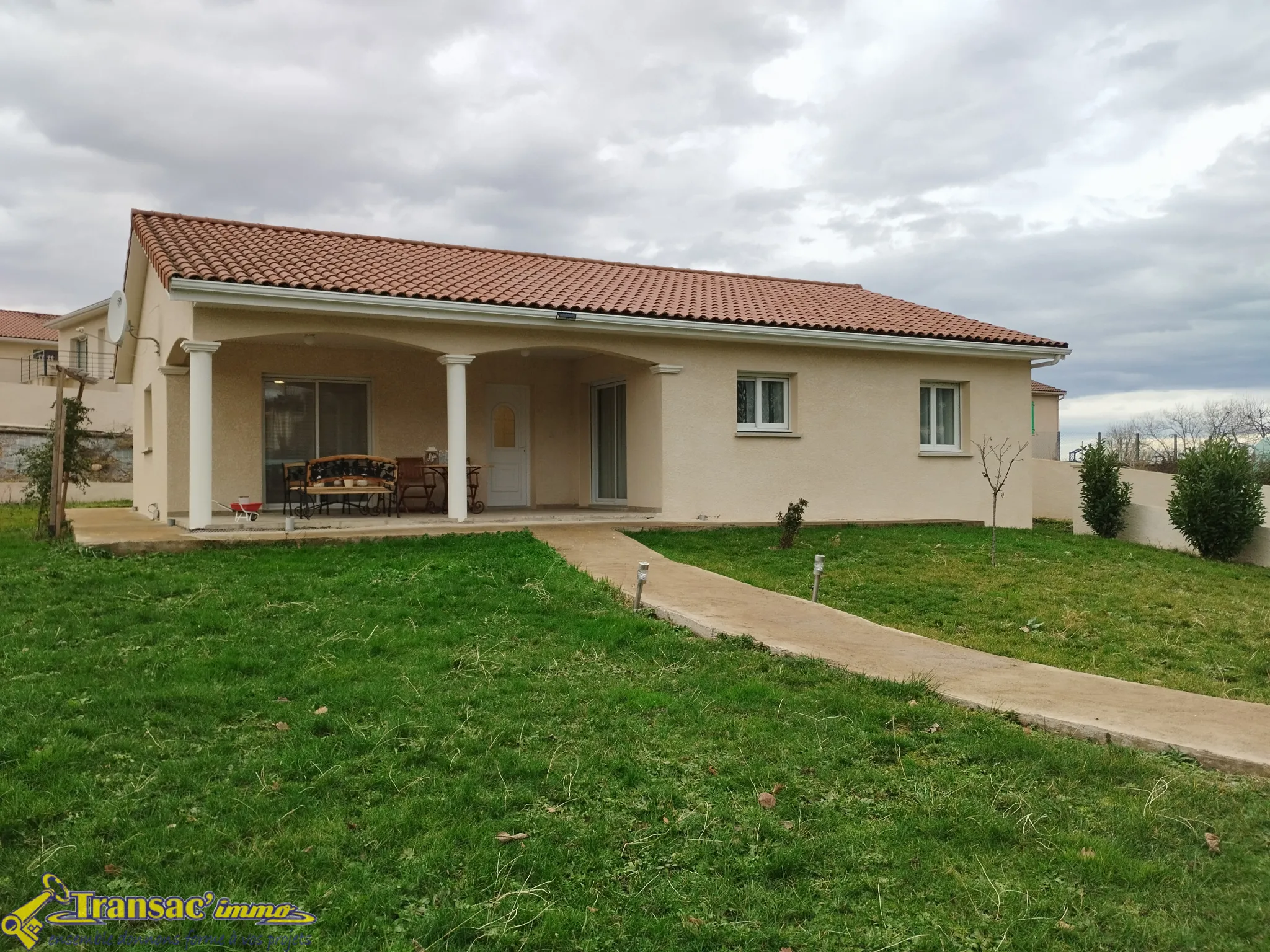 Villa de plain-pied F4 à Bas de Thiers avec garage et terrasse 