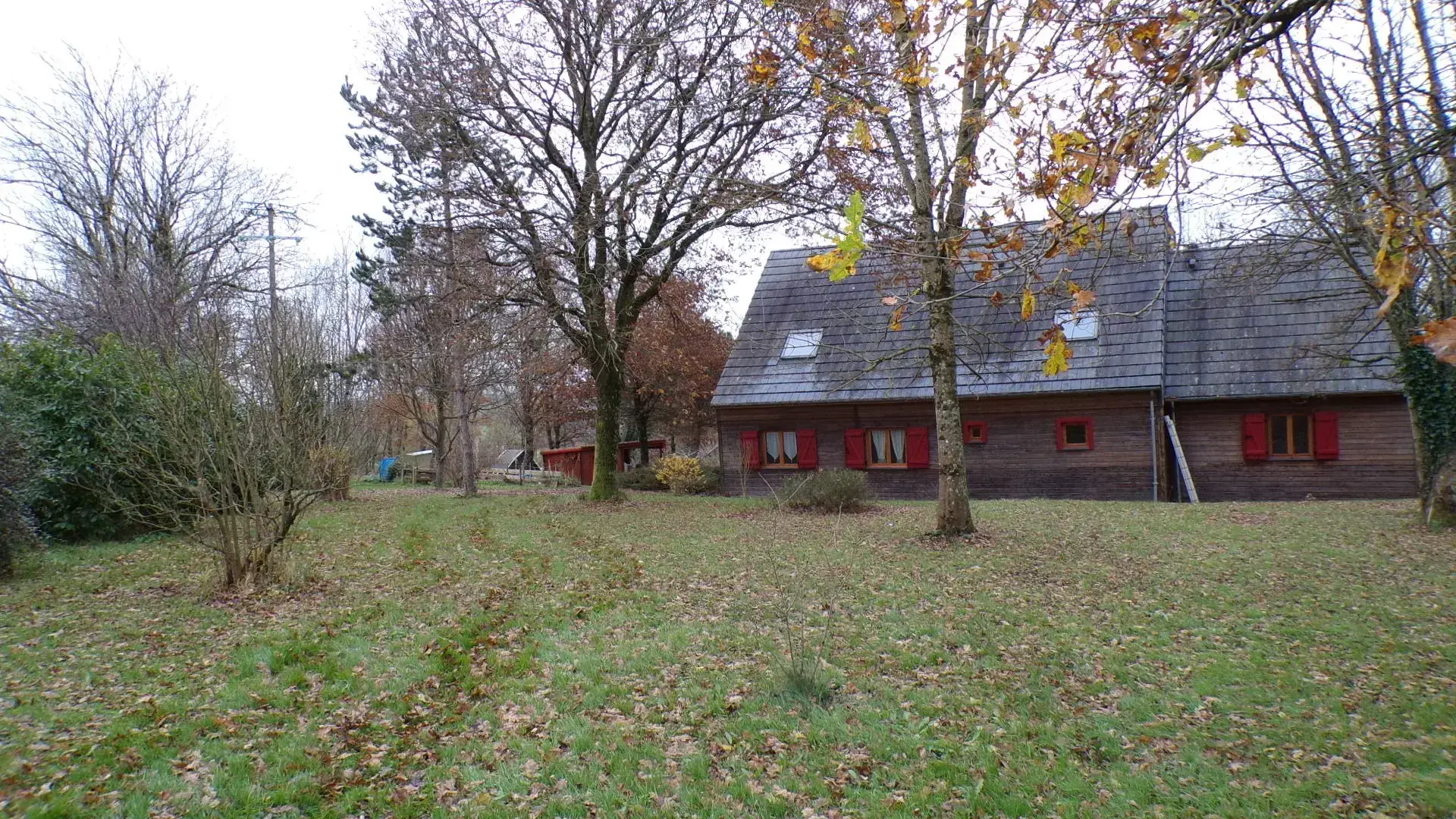 Chalet en bois à Nérondes sur 1,23 hectare 